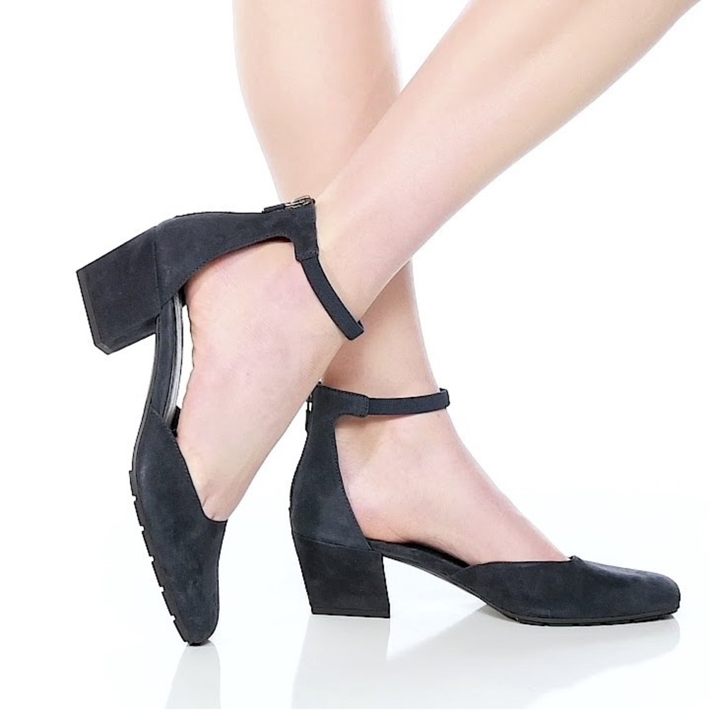 Eileen Fisher Veery Suede Pump in Black, 7.5